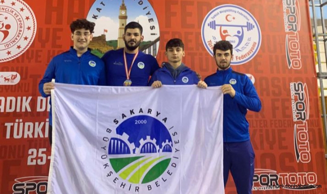  Halterde başarıların ardı arkası kesilmiyor 