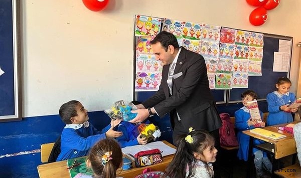 Sakaryalı Digor kaymakamı gönülleri kazanıyor.