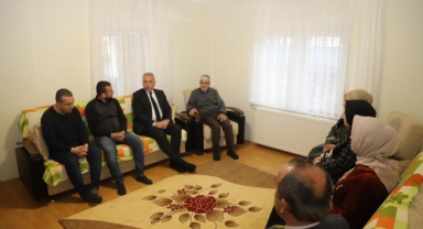 BAŞKAN TURGUT BABAOĞLU DEPREMZEDE AİLELERİ YALNIZ BIRAKMIYOR