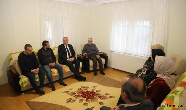 BAŞKAN TURGUT BABAOĞLU DEPREMZEDE AİLELERİ YALNIZ BIRAKMIYOR