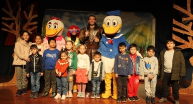 DEPREMZEDE ÇOCUKLAR ‘BAMSİ’ ADLI OYUN İLE DOYASIYA EĞLENDİLER