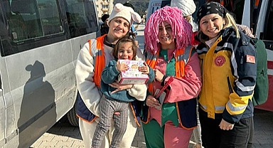 Hayat Arama Kurtarma ekiplerinden Depremzede Çocuklara Oyuncak Morali