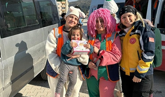 Hayat Arama Kurtarma ekiplerinden Depremzede Çocuklara Oyuncak Morali