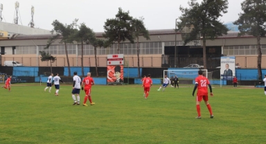 Hendek Atatürk Stadyumunda Oynanan Veteranlar Maçının Geliri Depremzedelere Bağışlanacak