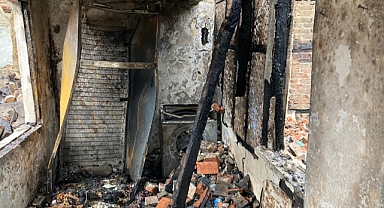 Hendek Güldibi Mahallesinde 2 Katlı Ev Alevlere Teslim Oldu