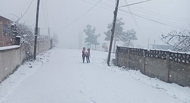 Hendek Güne Kar Taneleriyle Uyandı