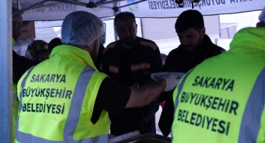 Sakarya Büyükşehir'den Hatay'a aşevi: Kazanlar günün her saati kaynıyor