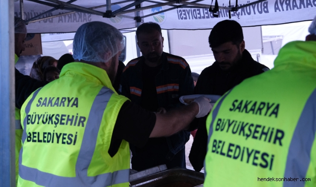 Sakarya Büyükşehir'den Hatay'a aşevi: Kazanlar günün her saati kaynıyor