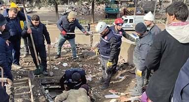 Sakarya Büyükşehir itfaiyesi deprem bölgesinde hayat kurtarmaya devam ediyor