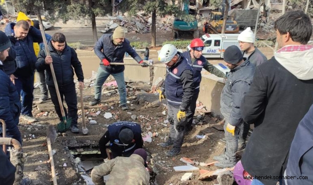 Sakarya Büyükşehir itfaiyesi deprem bölgesinde hayat kurtarmaya devam ediyor