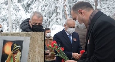 ŞEHİT ALİ GAFFAR OKKAN HENDEK'TE KABRİ BAŞINDA ANILDI
