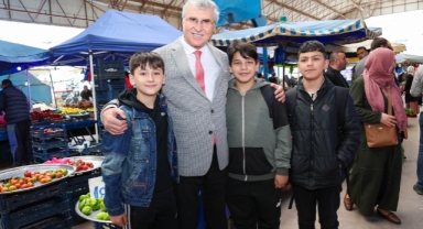 Başkan Ekrem Yüce çarşı-pazarda vatandaşla yan yana