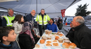 Başkan Ekrem Yüce, depremzedelerle iftar sofrasında buluştu: 