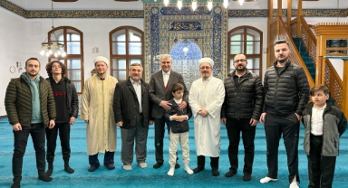 Başkan Yüce, bayram namazında halkla kucaklaştı 