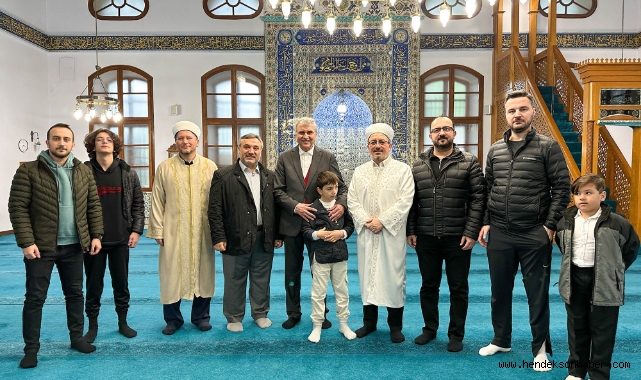 Başkan Yüce, bayram namazında halkla kucaklaştı