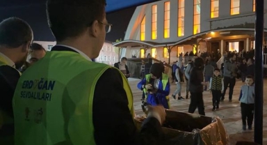 Hendek Ak Partili Gençlerden Kadir Gecesinde Çikolata  İkramı