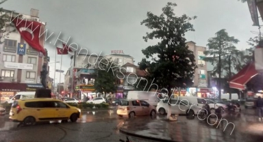 Hendek Gündüz Gece Oldu 10 Dakikalık Yağmur Hayatı Olumsuz Etkiledi