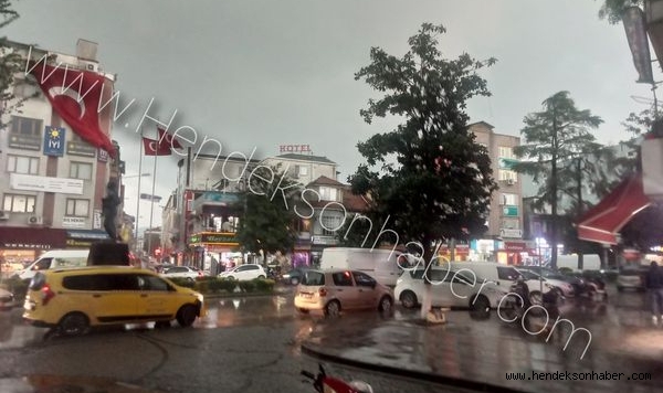 Hendek Gündüz Gece Oldu 10 Dakikalık Yağmur Hayatı Olumsuz Etkiledi
