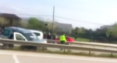 Hendek'te Kaza Bariyerlere Çarparak Durabildi