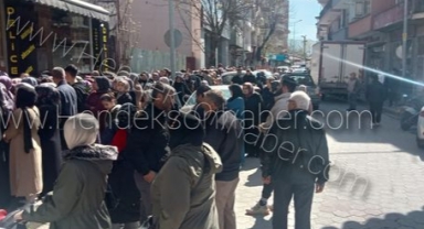 Hendek'te züccaciye mağazasının açılışında izdiham Kuyruk metrelerce uzadı