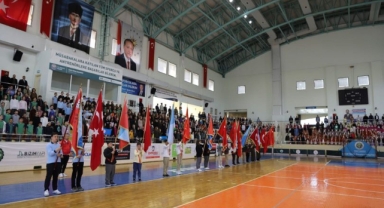 HENDEK YENİ KAPALI SPOR SALONUNDA 23 NİSAN COŞKUSU