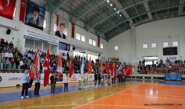 HENDEK YENİ KAPALI SPOR SALONUNDA 23 NİSAN COŞKUSU