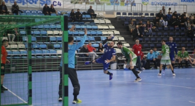 Sakarya Büyükşehir hentbol Nilüfer Belediyesi engelini kayıpsız geçti