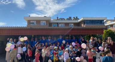 TÜGVA DEPREMZEDE ÇOCUKLARI UNUTMADI