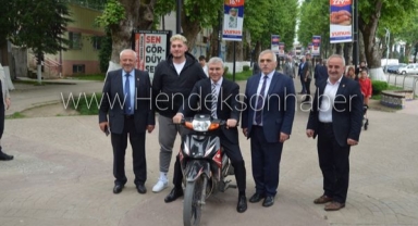 BAŞKAN YÜCE HENDEK'TE GENÇLERİN İSTEĞİNİ KIRMADI CADDEYİ MOTOSİKLETLE TURLADI