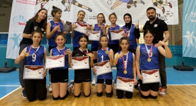 Hendek Şehit Mahmutbey Ortaokulu Küçük Sultanları Finale Çıktı