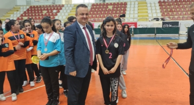Hendek'te 6.Sınıflar Kızlar ve Erkekler Tombik Oyunu yarışmaları ile sona erdi