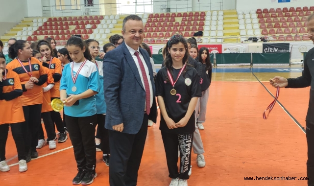 Hendek'te 6.Sınıflar Kızlar ve Erkekler Tombik Oyunu yarışmaları ile sona erdi