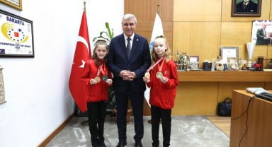 Başkan Yüce'den Balkan şampiyonu gençlere bisiklet hediyesi