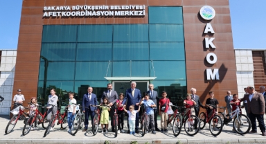 Hendek Çamlıca Ortaokulu Tekstil Atıkları Toplama Yarışmasında 2 oldu.