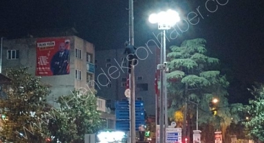 Hendek'te Uyanık Dilenci Parayı Almak İçin Mobese Direğine Tırmandı