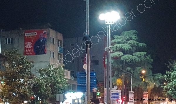 Hendek'te Uyanık Dilenci Parayı Almak İçin Mobese Direğine Tırmandı