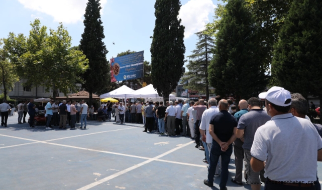  Akyazı’da 7 bin kişilik aşure ikramı yapıldı