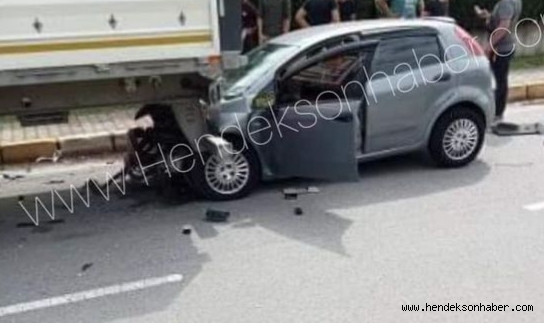 Hendek’te Otomobil kamyonete çarptı: 2 yaralı