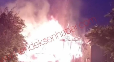 Hendek'te Samanlık Yangını Alevler Geceyi Aydınlattı