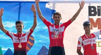 Sakarya Büyükşehir sporcuları Ay Yıldızlı formayla tozu dumana kattı