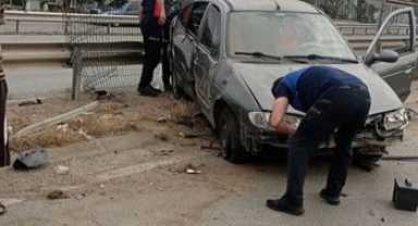 Hendek'te otomobil orta refüje çarptı! Kaza anı kamerada