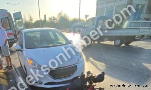Hendek’te Otomobilin çarptığı genç motosiklet sürücüsü yaralandı 