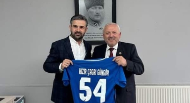 Hendekspor Kulüp Başkanı Bahadır'dan Hızır Çağrı Güngör'e forma hediyesi