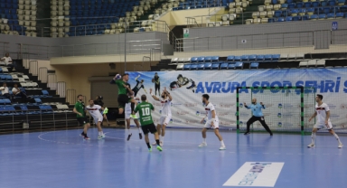 Sakarya Büyükşehir Hentbol dolu dizgin: Evimizde galip geldik