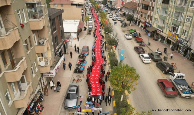 Akyazı’da coşkulu Cumhuriyet yürüyüşü 