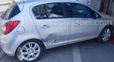 Hendek’te 2 otomobil çarpıştı, araçlardan biri markete daldı