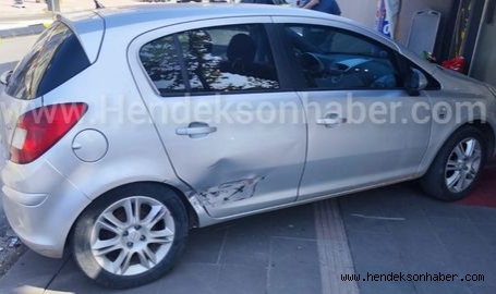 Hendek’te 2 otomobil çarpıştı, araçlardan biri markete daldı