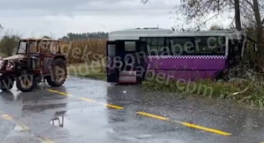 Hendek'te Traktör Otobüse Çarptı iki kişi yaralandı.