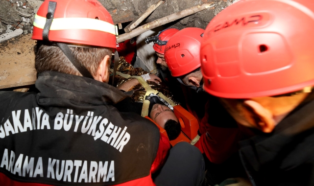 Büyükşehir arama kurtarma ekibi şehrin kalbindeki o enkaza girdi: Aksiyonun tırmandığı gece