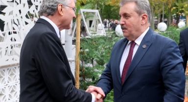 Destici’den Yüce’nin projelerine tam not: “Sakarya sosyal belediyeciliğin kemik bulmuş halidir”